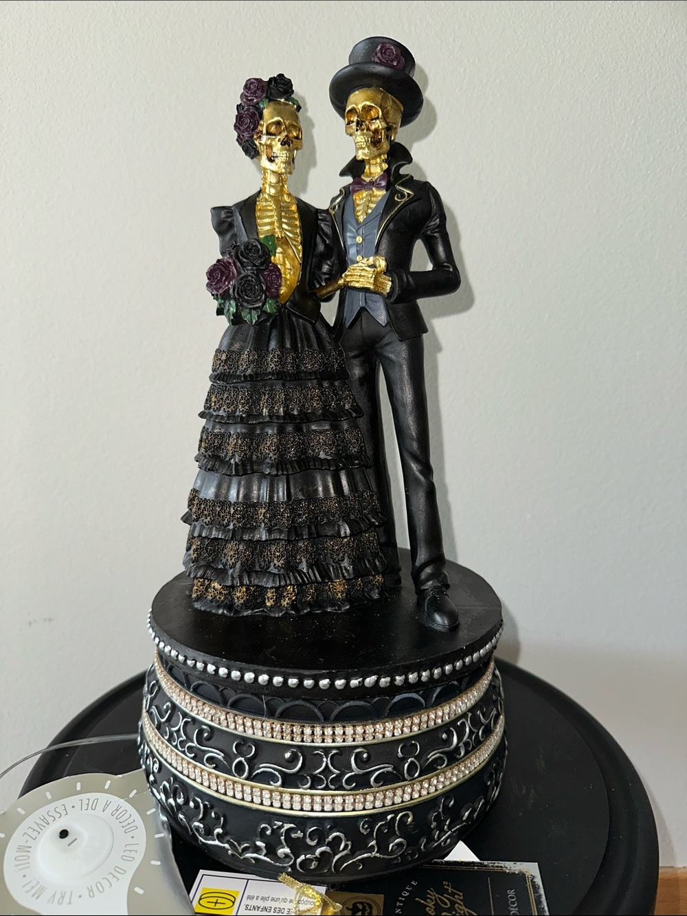 AnimatedElegant Black & Gold Skeleton Couple Figurine - Halloween Décor